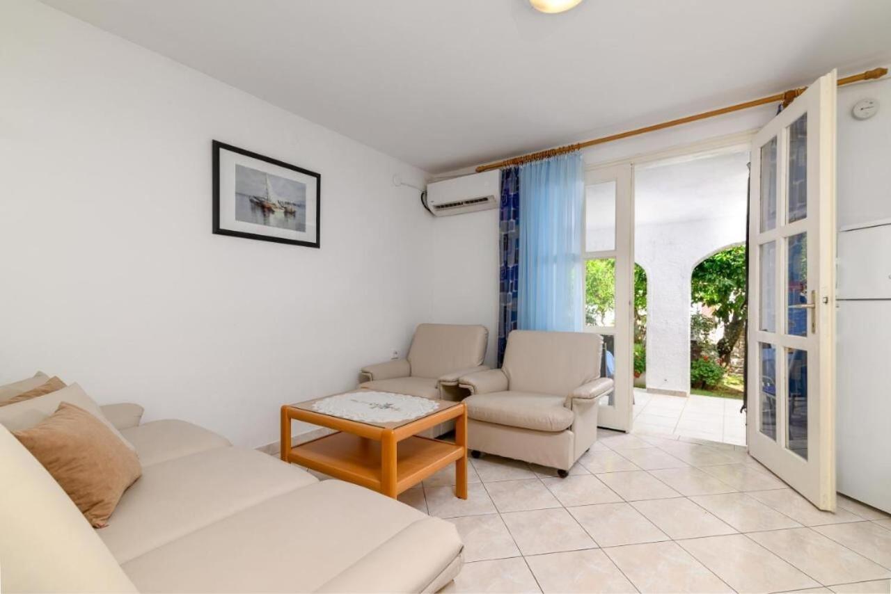 Apartments Katrina Rakalj Екстер'єр фото