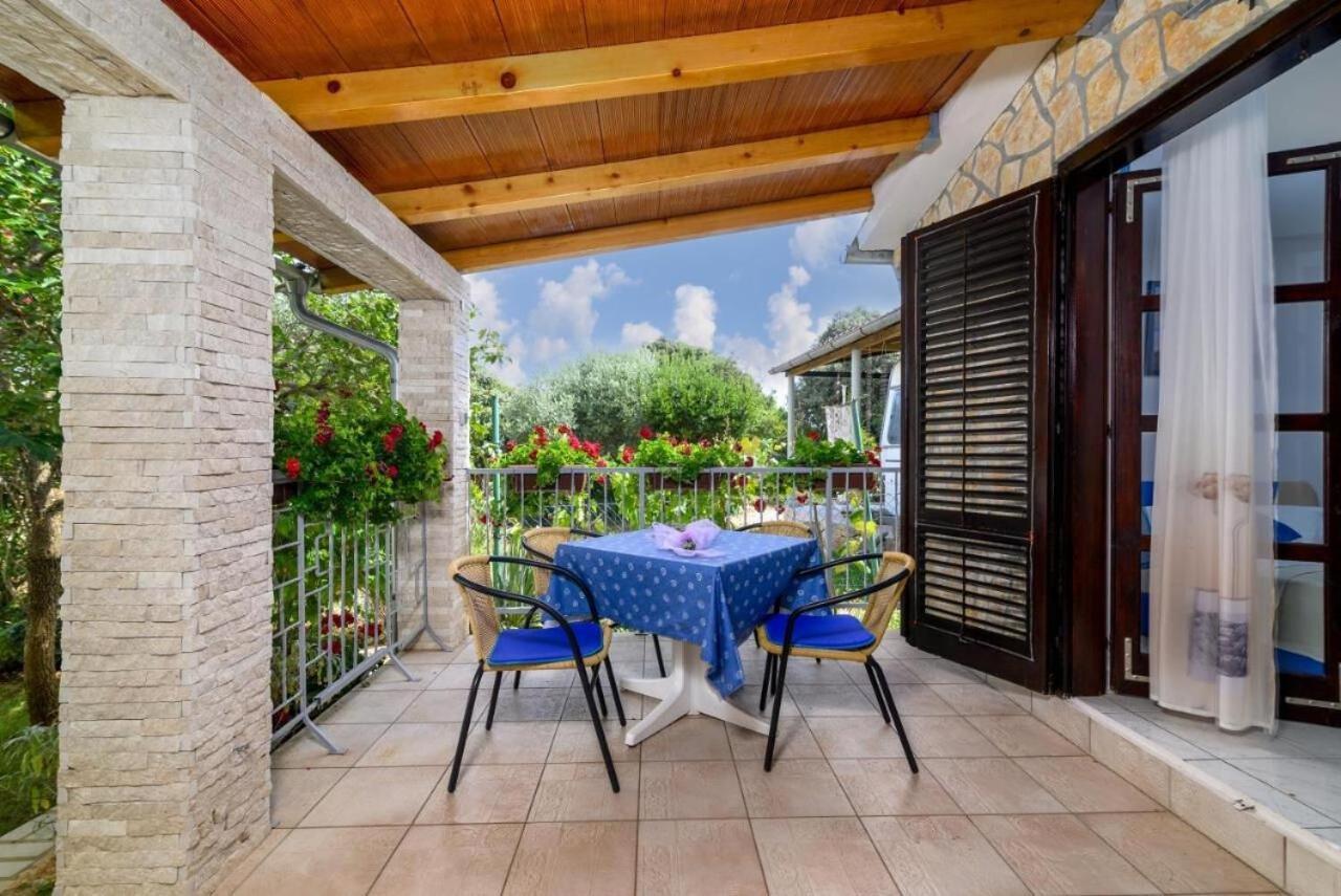 Apartments Katrina Rakalj Екстер'єр фото