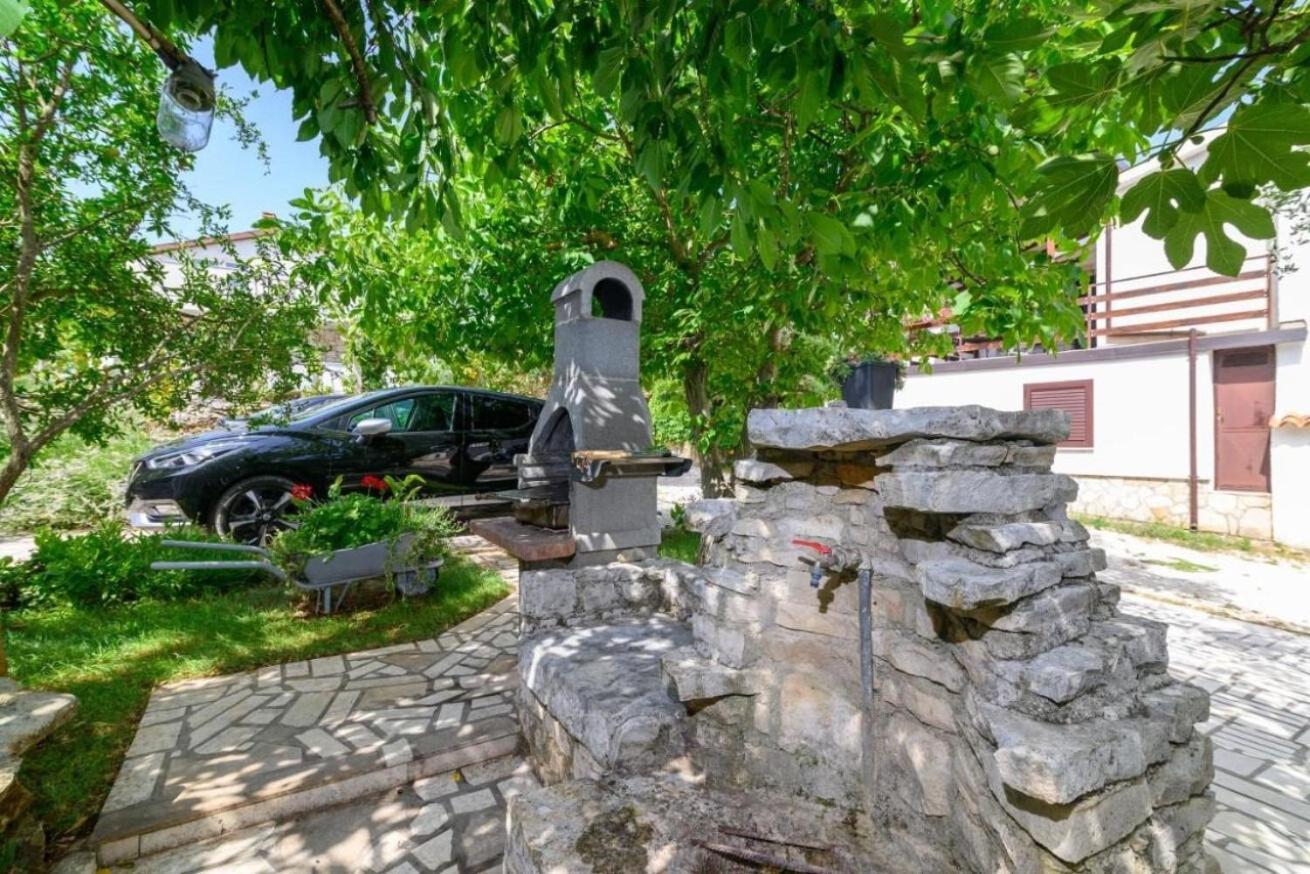 Apartments Katrina Rakalj Екстер'єр фото