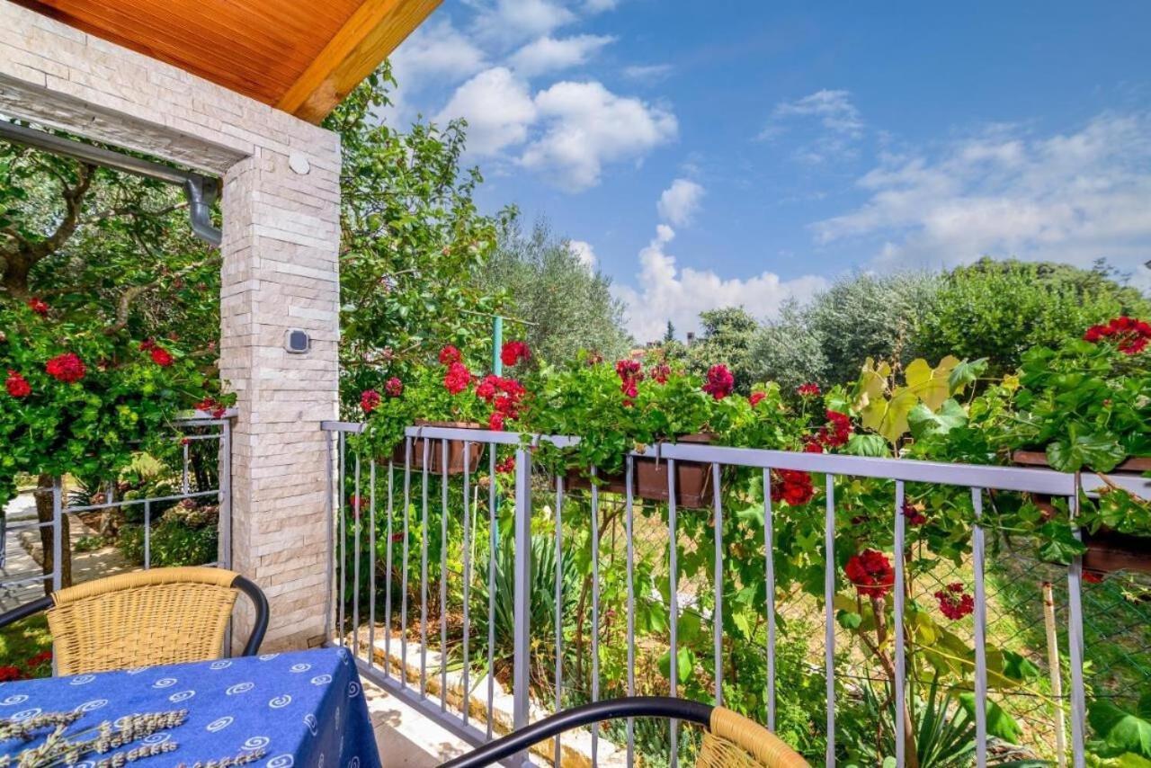 Apartments Katrina Rakalj Екстер'єр фото